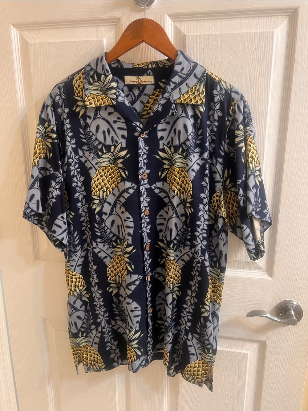 NWOT Tommy Bahama silk 100% pineapple palm blue leaf button Sz M